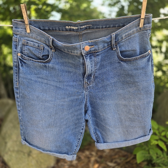 Old Navy Bermuda Shorts - Picture 2 of 3